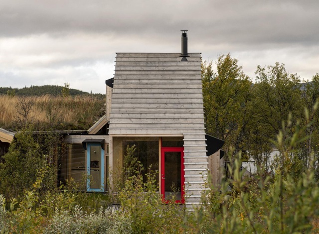 Độc, lạ: Ngôi nhà làm từ cabin 44m2 lọt thỏm giữa thiên nhiên hùng vĩ - 1
