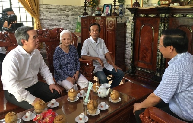 Đồng chí Nguyễn Văn Bình thăm, tặng quà gia đình Mẹ Việt Nam Anh hùng - 1 Đồng chí Nguyễn Văn Bình thăm, tặng quà gia đình Mẹ Việt Nam Anh hùng - 1