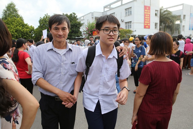 Những hình ảnh rung động lòng người trong kỳ thi vào lớp 10 ở Hà Nội - 2 Những hình ảnh rung động lòng người trong kỳ thi vào lớp 10 ở Hà Nội - 2