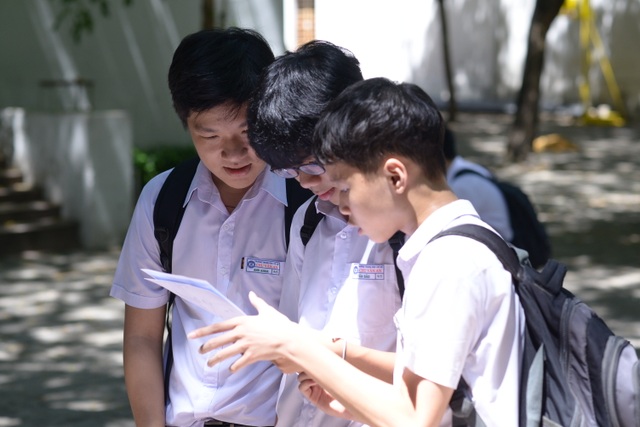 Đà Nẵng: Đề Toán dài, thí sinh lo điểm phải thật cao mới đậu trường top - 1 Đà Nẵng: Đề Toán dài, thí sinh lo điểm phải thật cao mới đậu trường top - 1