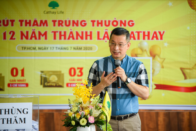 17 Chỉ vàng SJC được trao cho  khách hàng  Cathay Life Việt Nam nhân kỷ niệm 12 năm ngày xây dựng thương hiệu