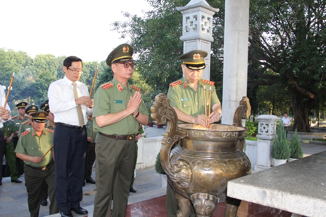 Bộ trưởng Công an viếng nghĩa trang liệt sĩ tại tỉnh Tây Ninh - 2 Bộ trưởng Công an viếng nghĩa trang liệt sĩ tại tỉnh Tây Ninh - 2