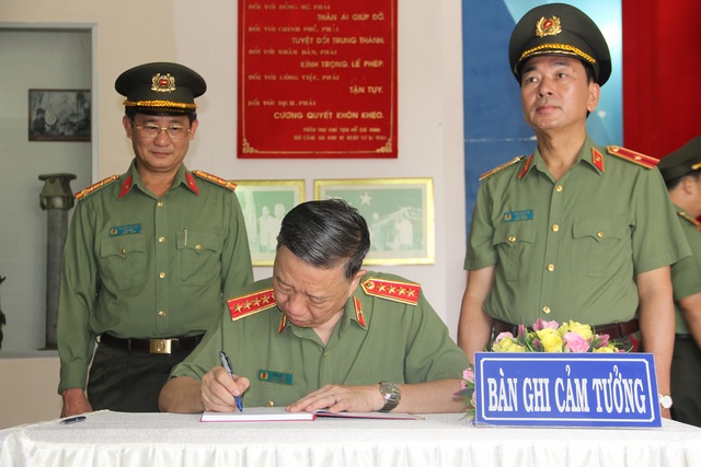 Bộ trưởng Công an viếng nghĩa trang liệt sĩ tại tỉnh Tây Ninh - 3 Bộ trưởng Công an viếng nghĩa trang liệt sĩ tại tỉnh Tây Ninh - 3