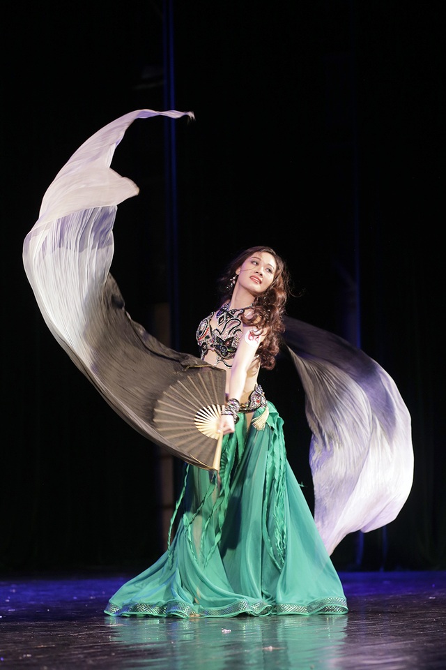 Mãn nhãn “bữa tiệc” bellydance nóng bỏng khiến khán giả không thể ngồi yên - 1 Mãn nhãn “bữa tiệc” bellydance nóng bỏng khiến khán giả không thể ngồi yên - 1