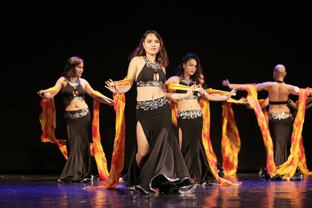 Mãn nhãn “bữa tiệc” bellydance nóng bỏng khiến khán giả không thể ngồi yên - 11 Mãn nhãn “bữa tiệc” bellydance nóng bỏng khiến khán giả không thể ngồi yên - 11