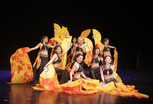 Mãn nhãn “bữa tiệc” bellydance nóng bỏng khiến khán giả không thể ngồi yên - 12 Mãn nhãn “bữa tiệc” bellydance nóng bỏng khiến khán giả không thể ngồi yên - 12