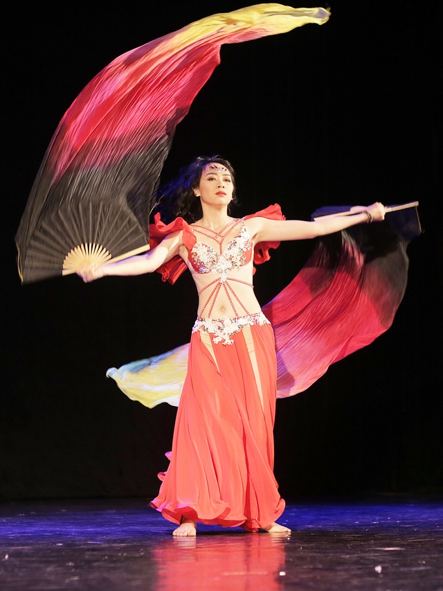 Mãn nhãn “bữa tiệc” bellydance nóng bỏng khiến khán giả không thể ngồi yên - 2 Mãn nhãn “bữa tiệc” bellydance nóng bỏng khiến khán giả không thể ngồi yên - 2