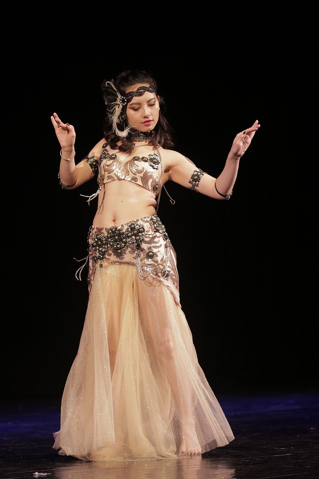 Mãn nhãn “bữa tiệc” bellydance nóng bỏng khiến khán giả không thể ngồi yên - 3 Mãn nhãn “bữa tiệc” bellydance nóng bỏng khiến khán giả không thể ngồi yên - 3