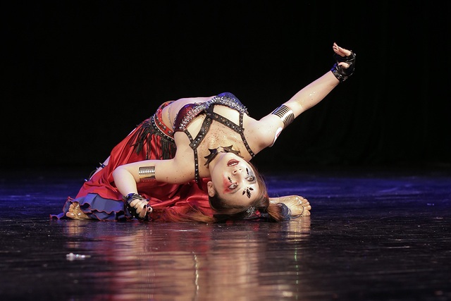 Mãn nhãn “bữa tiệc” bellydance nóng bỏng khiến khán giả không thể ngồi yên - 4 Mãn nhãn “bữa tiệc” bellydance nóng bỏng khiến khán giả không thể ngồi yên - 4