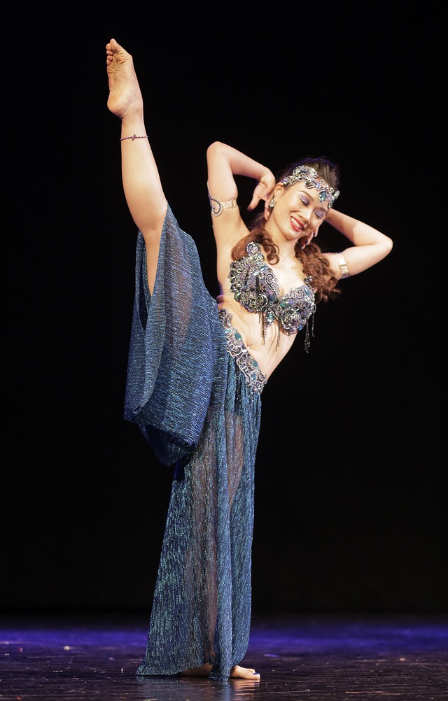 Mãn nhãn “bữa tiệc” bellydance nóng bỏng khiến khán giả không thể ngồi yên - 6 Mãn nhãn “bữa tiệc” bellydance nóng bỏng khiến khán giả không thể ngồi yên - 6