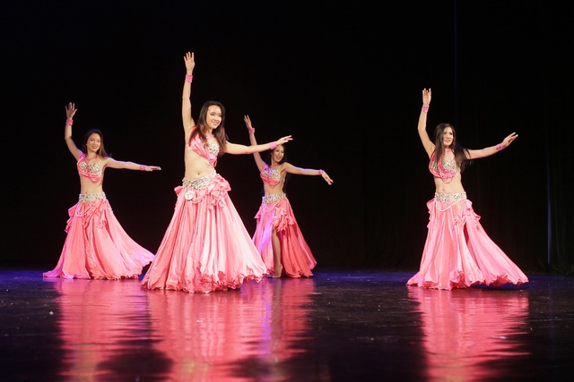 Mãn nhãn “bữa tiệc” bellydance nóng bỏng khiến khán giả không thể ngồi yên - 10 Mãn nhãn “bữa tiệc” bellydance nóng bỏng khiến khán giả không thể ngồi yên - 10