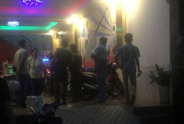Đòi tiền bo cho tiếp viên, quản lý quán karaoke bị khách đánh tử vong - 1 Đòi tiền bo cho tiếp viên, quản lý quán karaoke bị khách đánh tử vong - 1