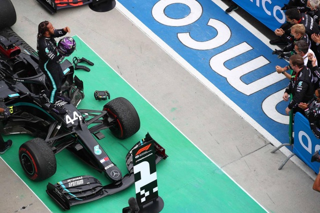 Lewis Hamilton cân bằng kỷ lục với huyền thoại Michael Schumacher - 8 Lewis Hamilton cân bằng kỷ lục với huyền thoại Michael Schumacher - 8