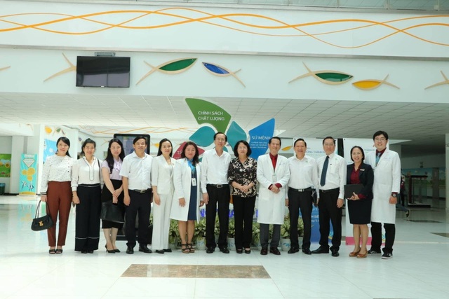 Phó chủ tịch nước đến thăm cặp song sinh vừa được tách dính - 5 Phó chủ tịch nước đến thăm cặp song sinh vừa được tách dính - 5