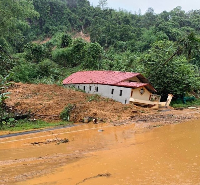 Hình ảnh lũ lụt hãi hùng, ô tô trôi bồng bềnh ở Hà Giang - 6 Hình ảnh lũ lụt hãi hùng, ô tô trôi bồng bềnh ở Hà Giang - 6