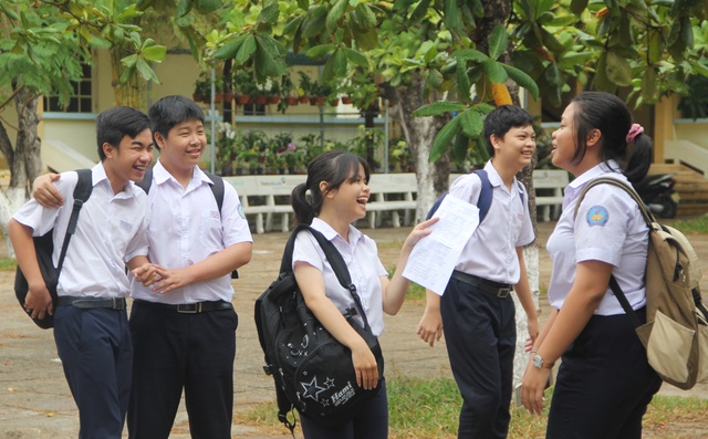 Phú Yên: Đề thi môn tiếng Anh dễ, thí sinh như “cứu được bàn thua” - 3 Phú Yên: Đề thi môn tiếng Anh dễ, thí sinh như “cứu được bàn thua” - 3