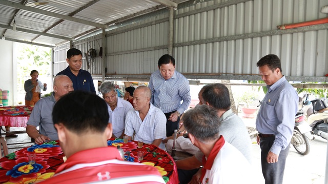 Lãnh đạo tỉnh Long An thăm, tặng quà người có công với cách mạng - 8 Lãnh đạo tỉnh Long An thăm, tặng quà người có công với cách mạng - 8