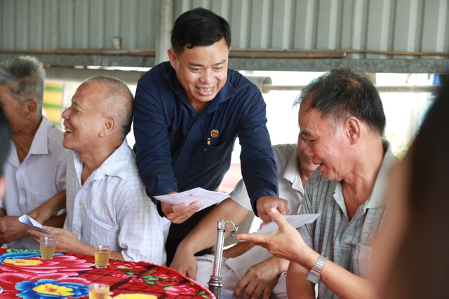 Lãnh đạo tỉnh Long An thăm, tặng quà người có công với cách mạng - 7 Lãnh đạo tỉnh Long An thăm, tặng quà người có công với cách mạng - 7