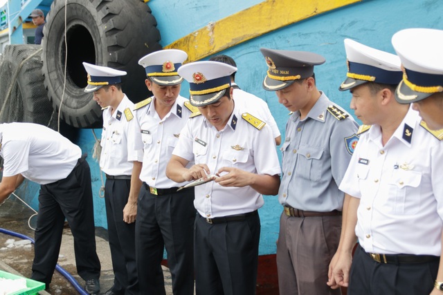 Quyết liệt chống khai thác hải sản trái phép tại vùng biển nước ngoài - 10 Quyết liệt chống khai thác hải sản trái phép tại vùng biển nước ngoài - 10