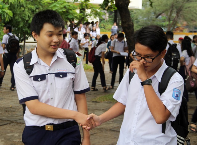 Phú Yên: Đề thi môn tiếng Anh dễ, thí sinh như “cứu được bàn thua” - 2 Phú Yên: Đề thi môn tiếng Anh dễ, thí sinh như “cứu được bàn thua” - 2