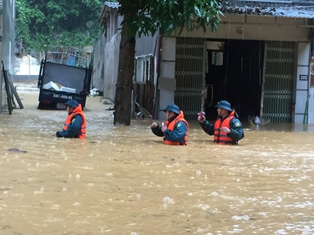 Mưa lớn nước ngập ngang người, TP Hà Giang thiệt hại nặng nề - 2
