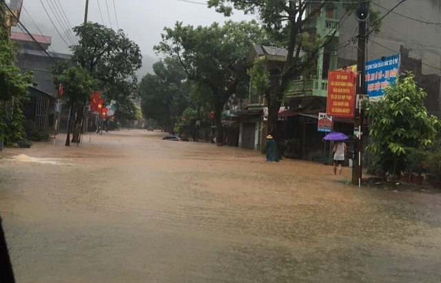 Mưa lớn nước ngập ngang người, TP Hà Giang thiệt hại nặng nề - 1 Mưa lớn nước ngập ngang người, TP Hà Giang thiệt hại nặng nề - 1