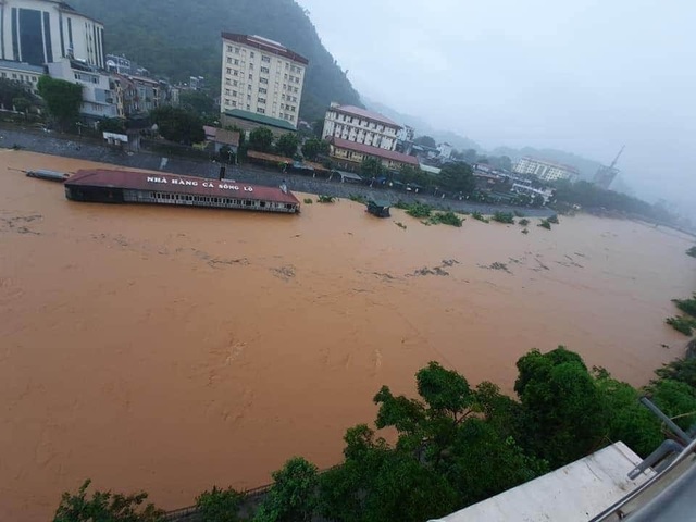 Hai anh em liều mình ra giữa sông Lô cứu người bị lũ cuốn - 2 Hai anh em liều mình ra giữa sông Lô cứu người bị lũ cuốn - 2