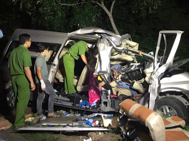 Hiện trường vụ xe khách “đấu đầu” xe tải khiến 8 người chết ở Bình Thuận - 1