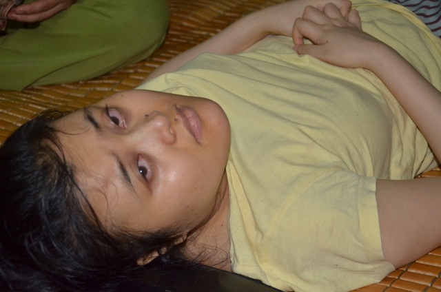 Thương cô gái trẻ nằm liệt 11 năm ước một lần về thủ đô khám bệnh - 5 Thương cô gái trẻ nằm liệt 11 năm ước một lần về thủ đô khám bệnh - 5