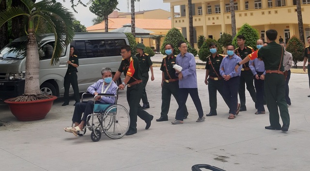 Cựu đại tá quân đội sản xuất xăng giả được đề nghị giảm án - 1 Cựu đại tá quân đội sản xuất xăng giả được đề nghị giảm án - 1