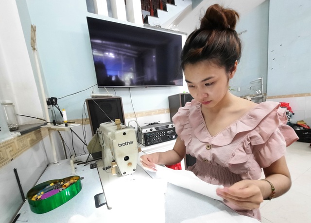 Nữ sinh cao đẳng có thu nhập khủng nhờ thiết kế thời trang độc quyền - 2 Nữ sinh cao đẳng có thu nhập khủng nhờ thiết kế thời trang độc quyền - 2