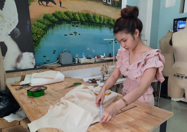 Nữ sinh cao đẳng có thu nhập khủng nhờ thiết kế thời trang độc quyền - 3 Nữ sinh cao đẳng có thu nhập khủng nhờ thiết kế thời trang độc quyền - 3