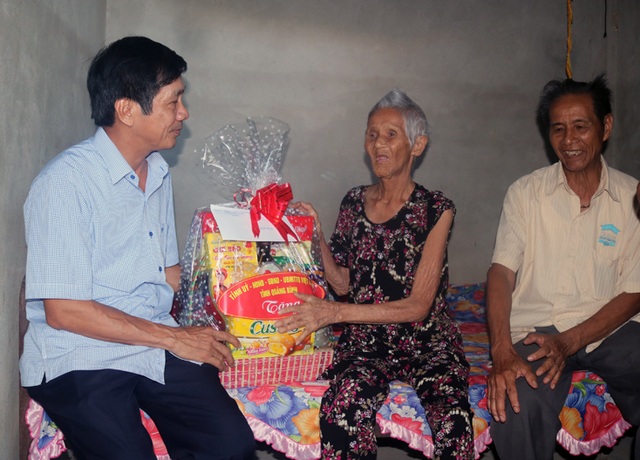 Thăm và tặng quà Bà mẹ Việt Nam anh hùng, thương binh và thân nhân liệt sỹ - 2 Thăm và tặng quà Bà mẹ Việt Nam anh hùng, thương binh và thân nhân liệt sỹ - 2