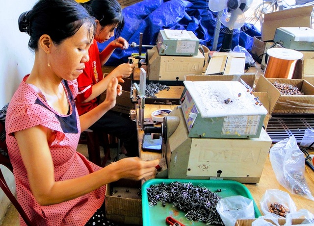 Mô hình gia công linh kiện điện tử giúp nhiều phụ nữ nông thôn thoát nghèo - 3 Mô hình gia công linh kiện điện tử giúp nhiều phụ nữ nông thôn thoát nghèo - 3