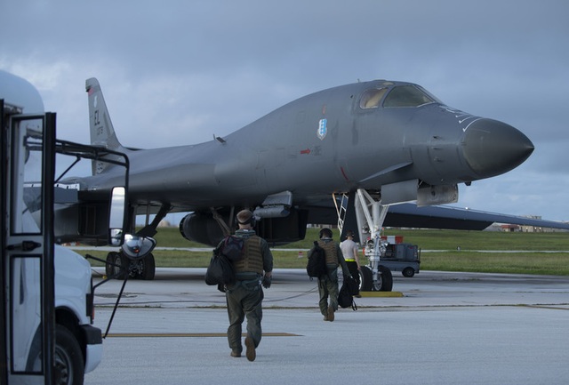 Máy bay ném bom B-1B Mỹ làm nhiệm vụ tại Biển Đông - 3 Máy bay ném bom B-1B Mỹ làm nhiệm vụ tại Biển Đông - 3