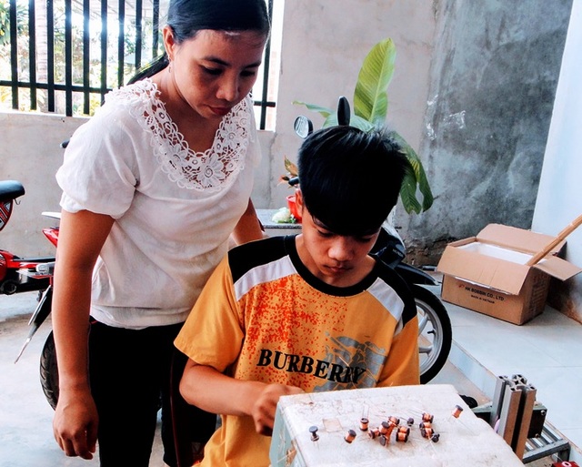 Mô hình gia công linh kiện điện tử giúp nhiều phụ nữ nông thôn thoát nghèo - 2 Mô hình gia công linh kiện điện tử giúp nhiều phụ nữ nông thôn thoát nghèo - 2
