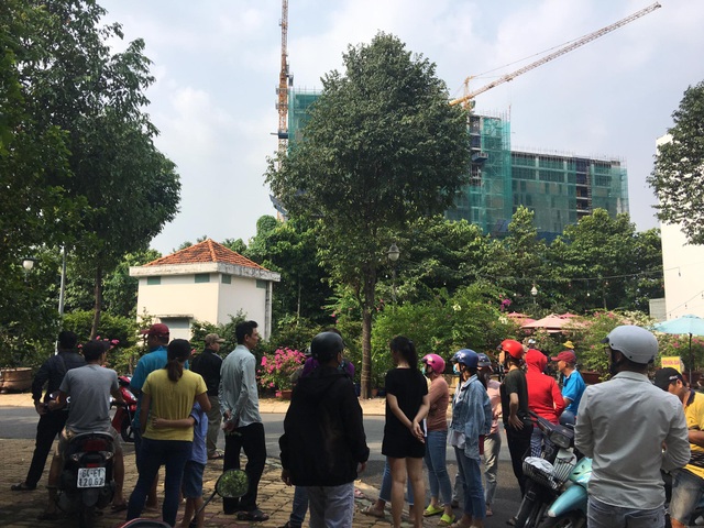 Nam thanh niên đang chạy xe thì gục ngã với con dao găm trên ngực - 2 Nam thanh niên đang chạy xe thì gục ngã với con dao găm trên ngực - 2