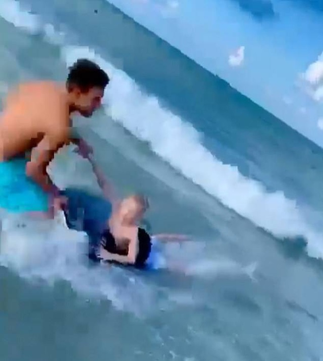 Bất ngờ bị cá mập tấn công, bé trai được cứu thoát trong gang tấc - 1 Bất ngờ bị cá mập tấn công, bé trai được cứu thoát trong gang tấc - 1