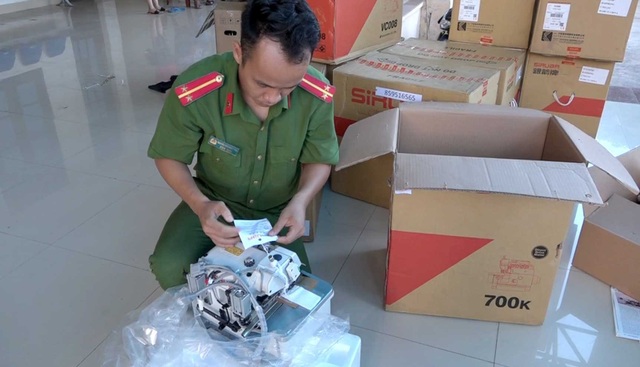 Tạm giữ lô hàng do nước ngoài sản xuất trị giá 400 triệu đồng không giấy tờ - 2 Tạm giữ lô hàng do nước ngoài sản xuất trị giá 400 triệu đồng không giấy tờ - 2