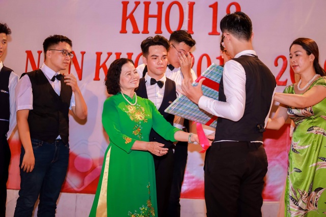 Tại sao Lễ trưởng thành của trường THPT Hồng Hà luôn đặc biệt? - 1 Tại sao Lễ trưởng thành của trường THPT Hồng Hà luôn đặc biệt? - 1