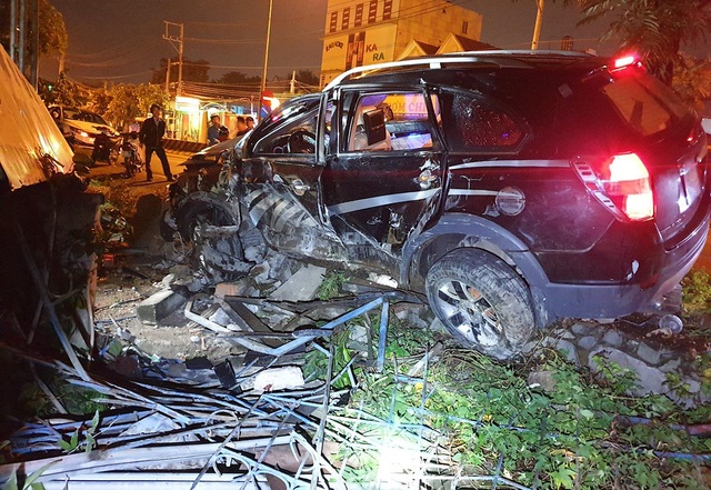 Ô tô lao lên vỉa hè, 3 người trong xe thương vong - 3 Ô tô lao lên vỉa hè, 3 người trong xe thương vong - 3