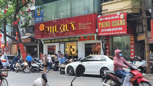 Chuyện hi hữu tại phố vàng: Hết nợ vàng lại đến nợ tiền tỷ của khách - 3 Chuyện hi hữu tại phố vàng: Hết nợ vàng lại đến nợ tiền tỷ của khách - 3