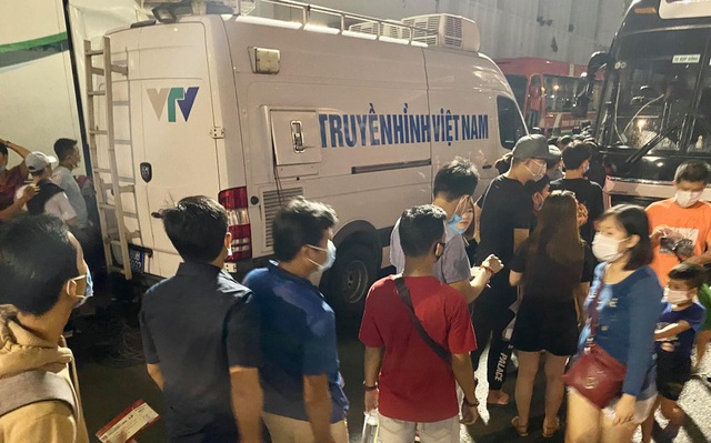 Khán giả ngồi chật sân Thống Nhất xem Công Phượng đối đầu Quang Hải - 4 Khán giả ngồi chật sân Thống Nhất xem Công Phượng đối đầu Quang Hải - 4