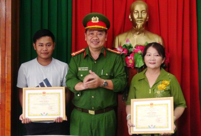 Tặng bằng khen cho nữ tạp vụ nhặt 4 lượng vàng tìm người trả lại - 2 Tặng bằng khen cho nữ tạp vụ nhặt 4 lượng vàng tìm người trả lại - 2