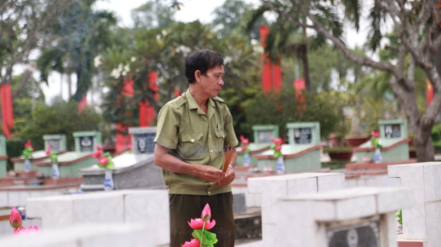Người lính già đi khắp đất nước thắp nhang mộ liệt sĩ - 6 Người lính già đi khắp đất nước thắp nhang mộ liệt sĩ - 6