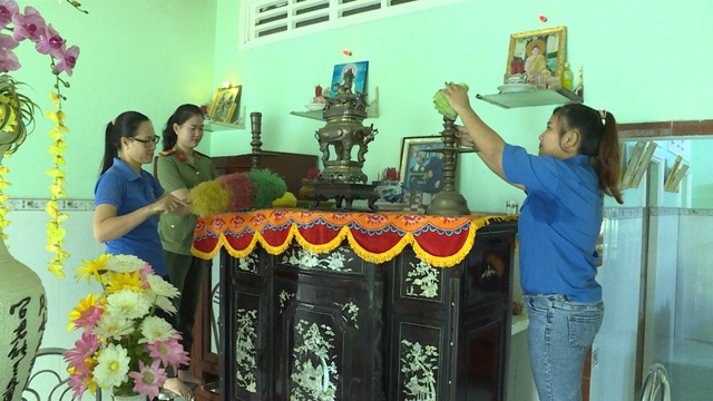 Bữa cơm ấm áp nghĩa tình tại nhà Bà mẹ Việt Nam anh hùng - 3 Bữa cơm ấm áp nghĩa tình tại nhà Bà mẹ Việt Nam anh hùng - 3