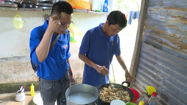 Bữa cơm ấm áp nghĩa tình tại nhà Bà mẹ Việt Nam anh hùng - 1