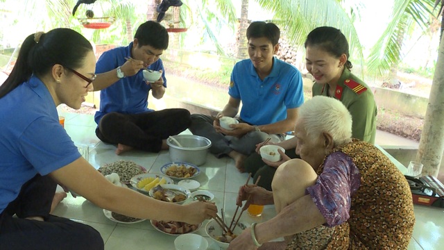 Bữa cơm ấm áp nghĩa tình tại nhà Bà mẹ Việt Nam anh hùng - 4