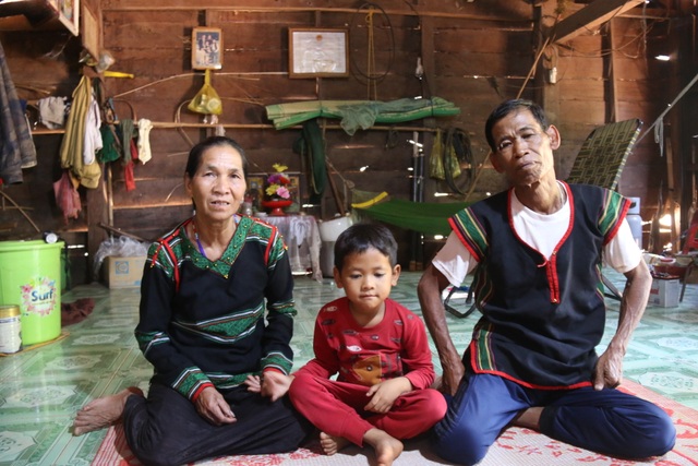“Chúng tôi đi theo cách mạng, bố mẹ ở nhà làm đám cưới cho 2 vợ chồng...” - 1 “Chúng tôi đi theo cách mạng, bố mẹ ở nhà làm đám cưới cho 2 vợ chồng...” - 1