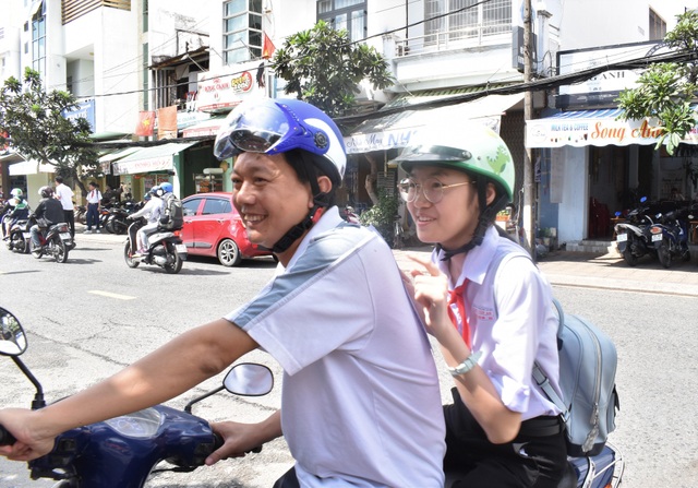 Thi vào lớp 10 tại Cần Thơ: Thí sinh bị lập biên bản do mang điện thoại - 4 Thi vào lớp 10 tại Cần Thơ: Thí sinh bị lập biên bản do mang điện thoại - 4